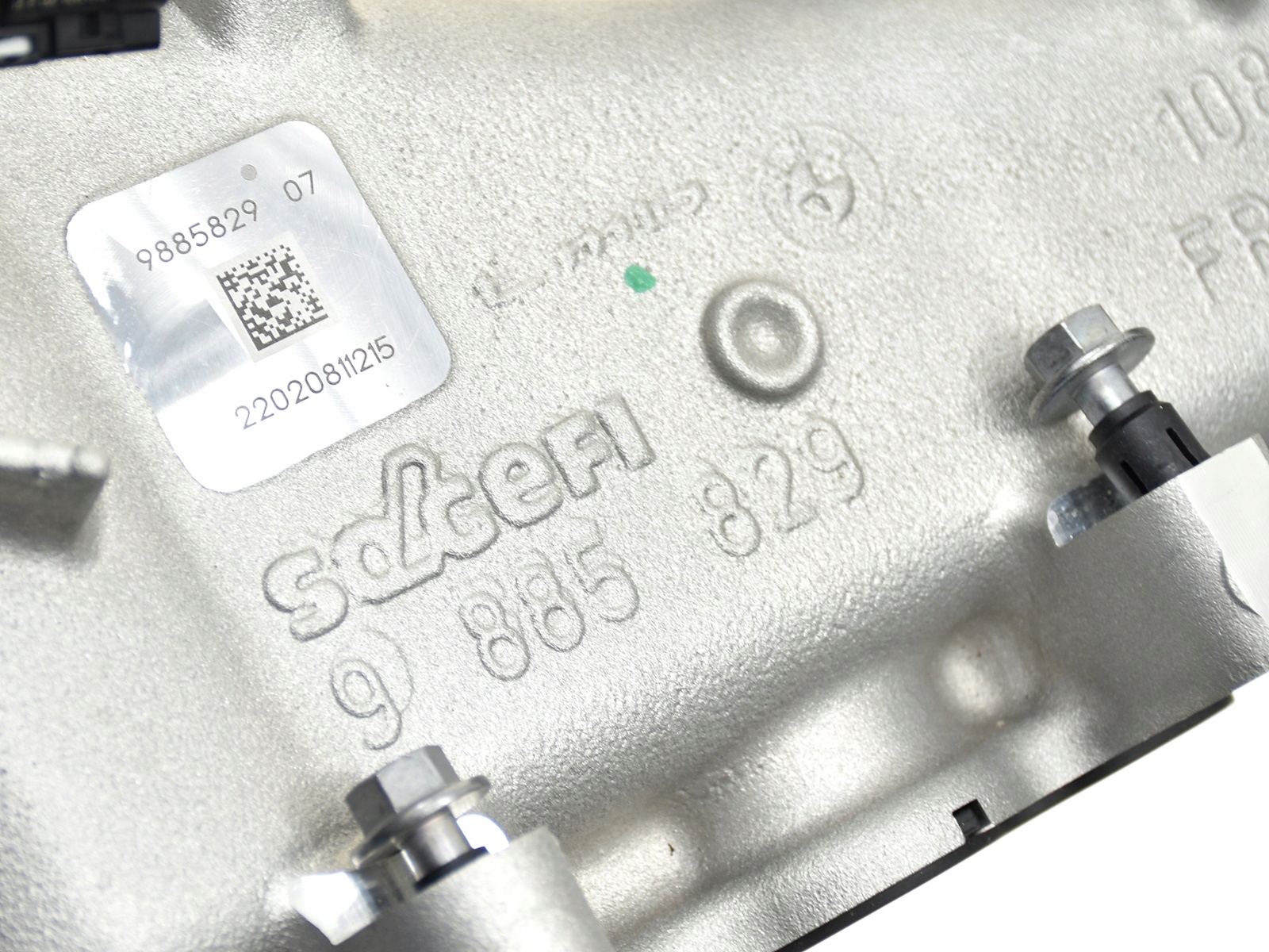 9885829_2.jpg